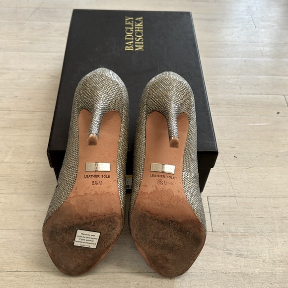 BADGLEY MISCHKA Jossie heels size US 6.5 silver metallic/tan & leather inside - Picture 9 of 15